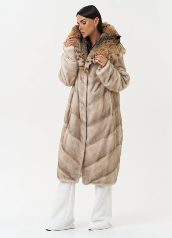 Женская шуба из меха норки с капюшоном из меха рыси фото