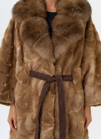 Женская шуба из меха норки с воротником их меха песца