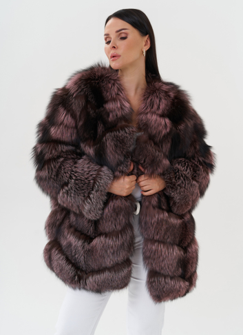 Женская шуба из меха чернобурки розового цвета