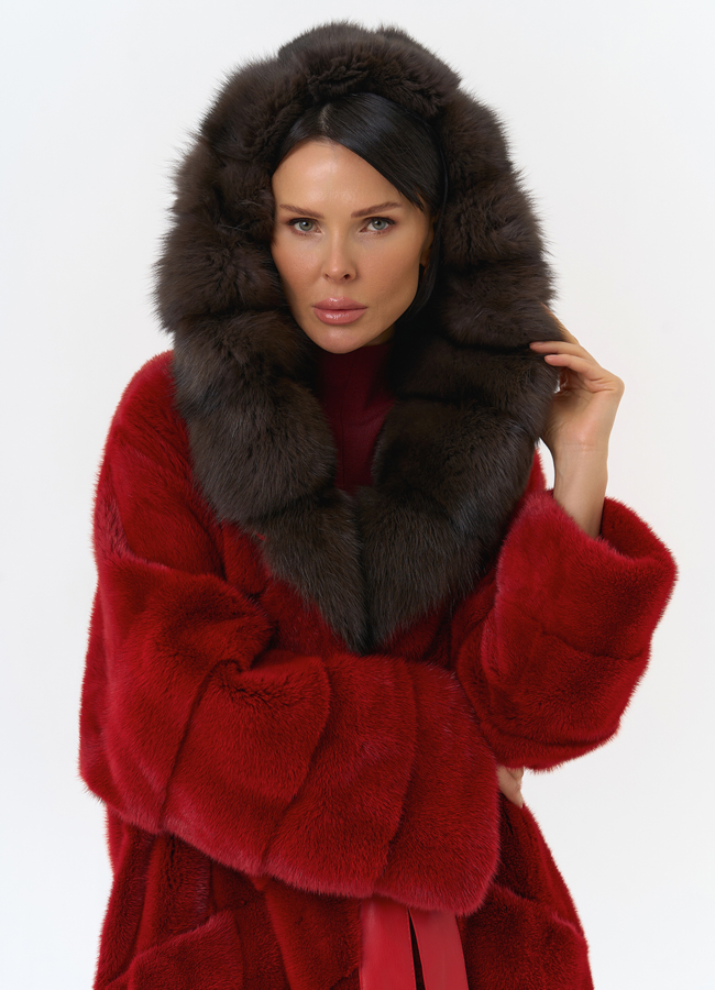 Красная норковая шуба с капюшоном из меха куницы модель № 31964 в рассрочку