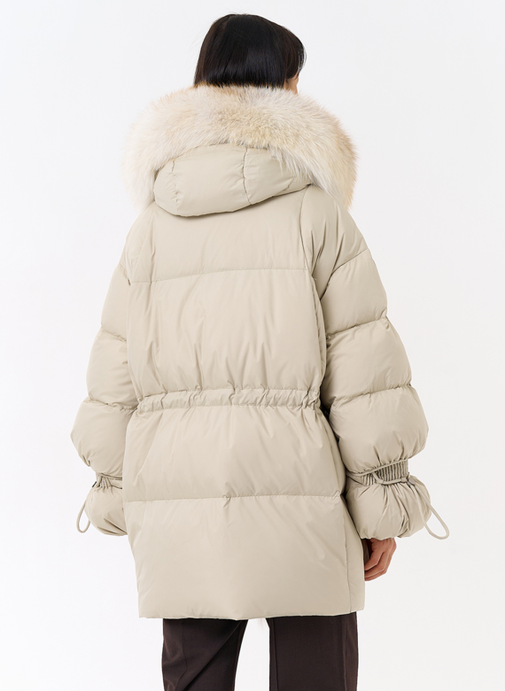 Женский пуховик с капюшоном из меха лисы