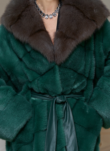 Норковая шуба с капюшоном из меха куницы