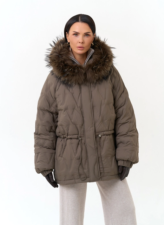 Женский пуховик с мехом енота на капюшоне фото