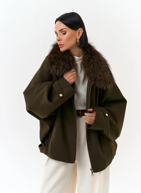 Женское укороченное пальто с отделкой из меха лисы фото