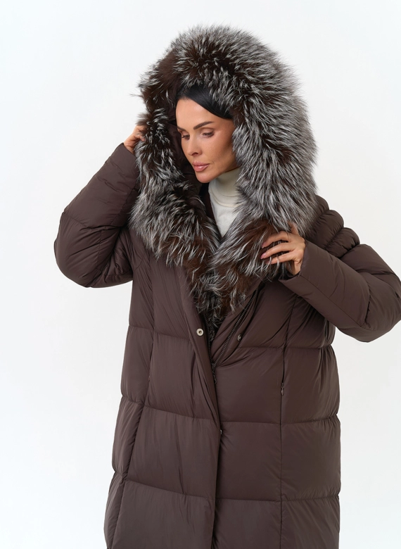 Женский пуховик с мехом чернобурой лисы на капюшоне фото