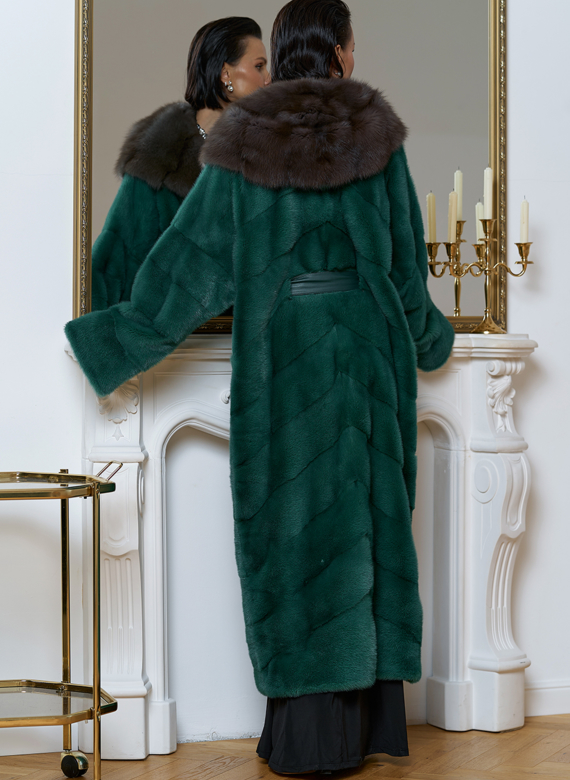 Норковая шуба с капюшоном из меха куницы