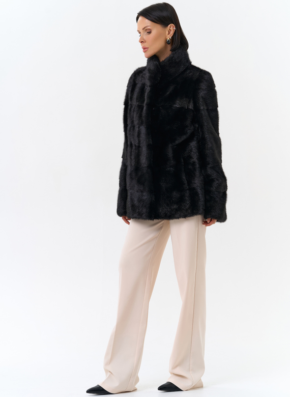 Укороченная норковая шуба с воротником стойкой черного цвета 