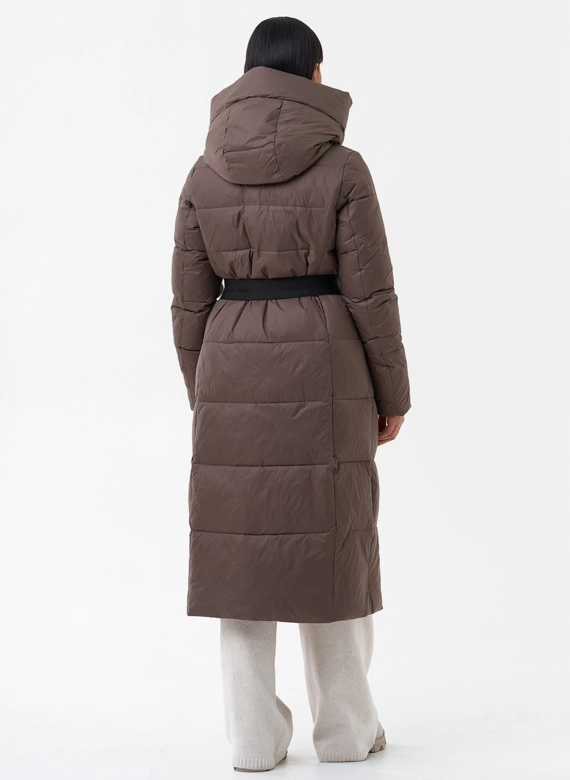 Длинный пуховик бежевого цвета