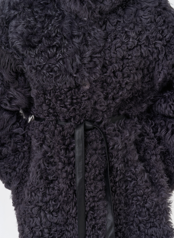 Женская двухсторонняя дубленка с декоративным поясом