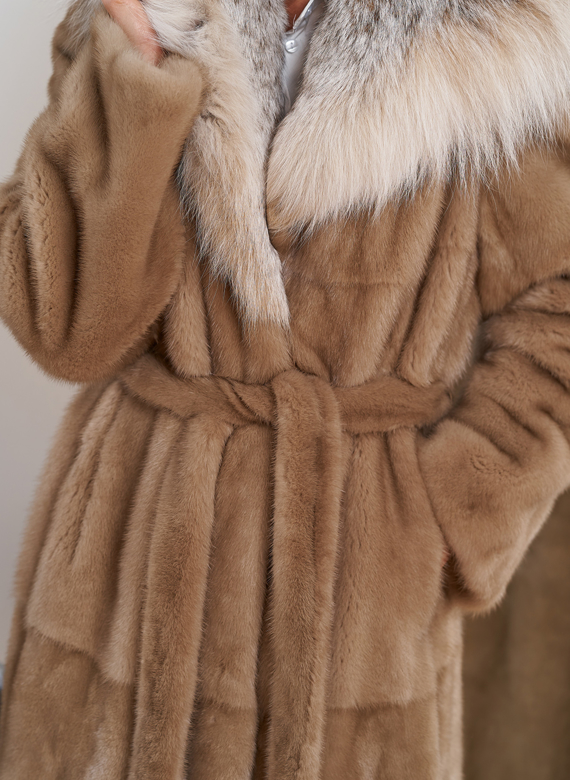 Женская шуба из меха норки с капюшоном из меха рыси