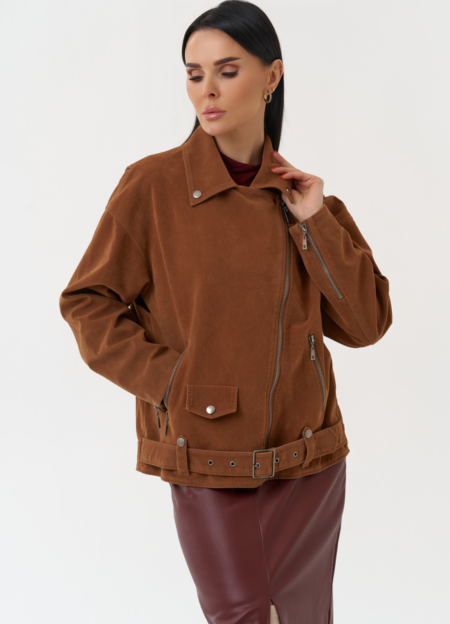 Куртка косуха из эко замши коричневого цвета модель № 30389 меха малина